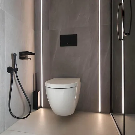 Lejlighed Spacious & Luxurious - Fully Renovated & Equipped 2br - Historical Centre