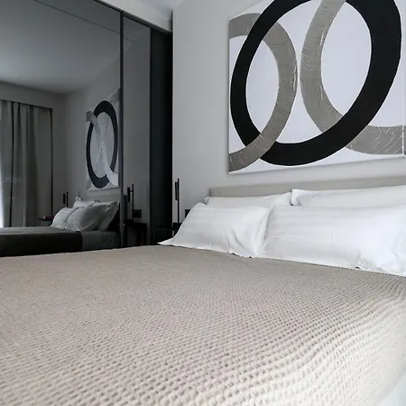 Spacious & Luxurious - Fully Renovated & Equipped 2br - Historical Centre *