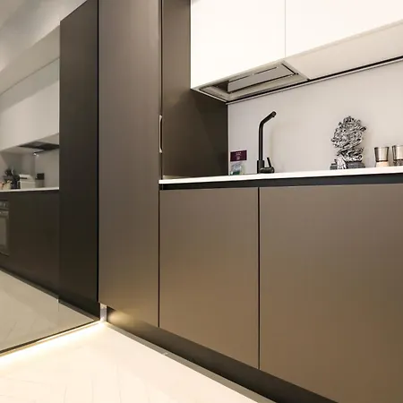 Spacious & Luxurious - Fully Renovated & Equipped 2br - Historical Centre