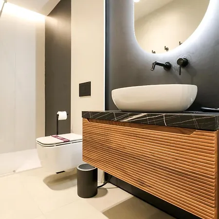 Spacious & Luxurious - Fully Renovated & Equipped 2br - Historical Centre Lejlighed