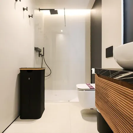 Spacious & Luxurious - Fully Renovated & Equipped 2br - Historical Centre *