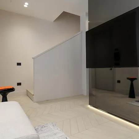 Lejlighed Spacious & Luxurious - Fully Renovated & Equipped 2br - Historical Centre