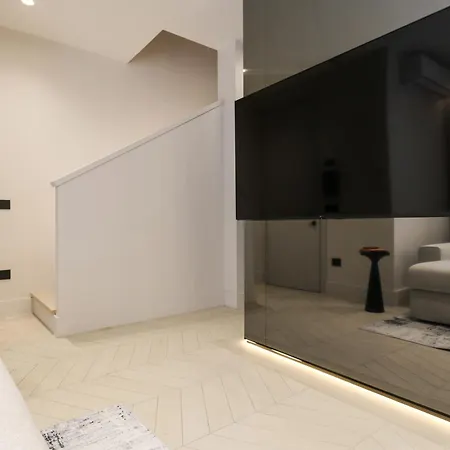 Spacious & Luxurious - Fully Renovated & Equipped 2br - Historical Centre *