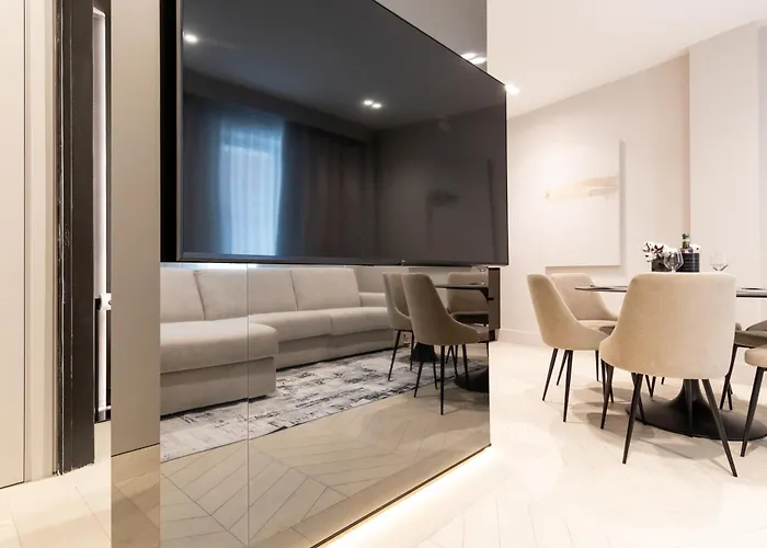 Апартаменты Spacious & Luxurious - Fully Renovated & Equipped 2br - Historical Centre