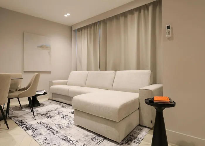 Spacious & Luxurious - Fully Renovated & Equipped 2br - Historical Centre