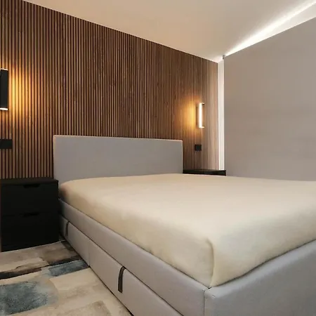 New - Spacious & Luxurious - Fully Renovated & Equipped 2br - Historical Centre Apartment *
