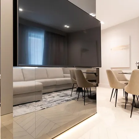 Apartman Spacious & Luxurious - Fully Renovated & Equipped 2br - Historical Centre