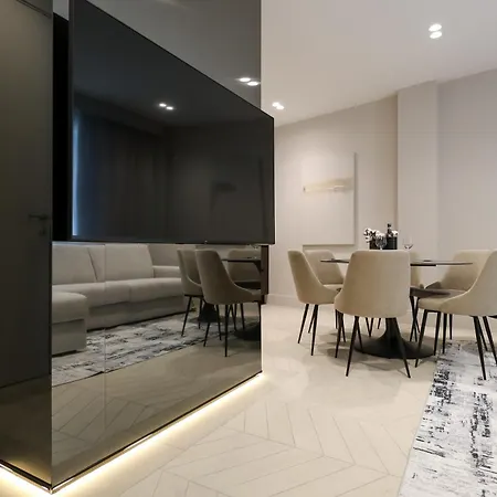 Spacious & Luxurious - Fully Renovated & Equipped 2br - Historical Centre Apartman