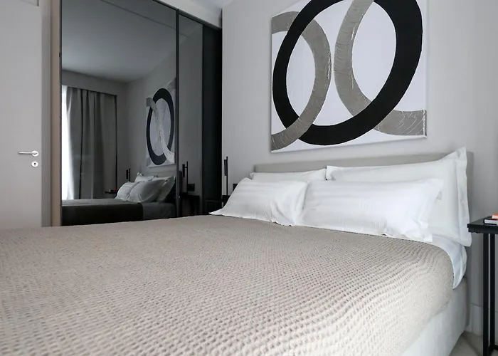 Spacious & Luxurious - Fully Renovated & Equipped 2br - Historical Centre *