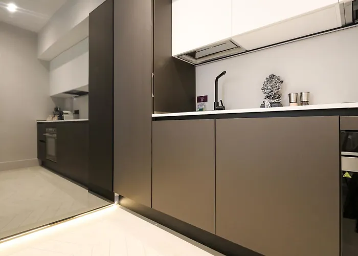 Spacious & Luxurious - Fully Renovated & Equipped 2br - Historical Centre