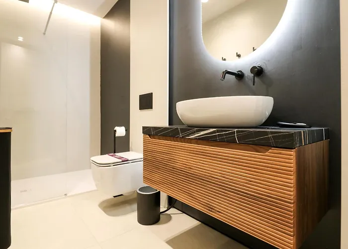 Spacious & Luxurious - Fully Renovated & Equipped 2br - Historical Centre Apartment