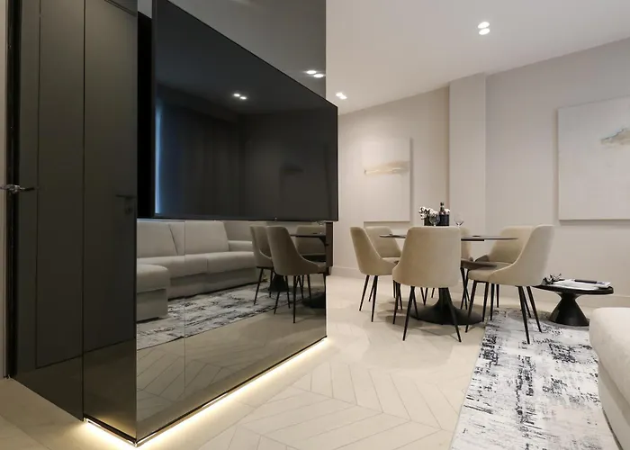 Spacious & Luxurious - Fully Renovated & Equipped 2br - Historical Centre Apartment