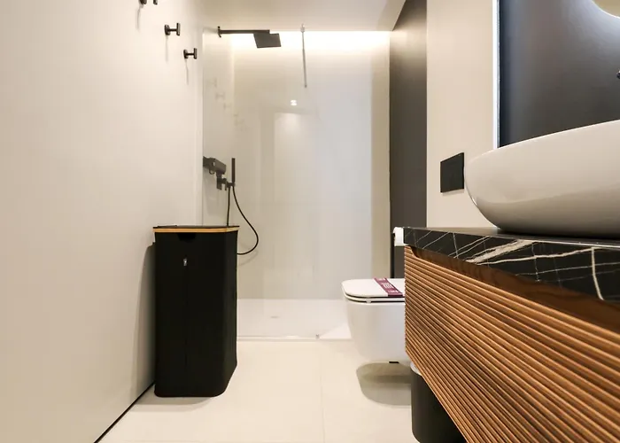 Spacious & Luxurious - Fully Renovated & Equipped 2br - Historical Centre *