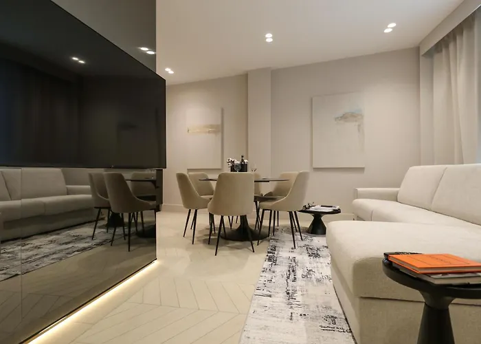 Spacious & Luxurious - Fully Renovated & Equipped 2br - Historical Centre Apartment *