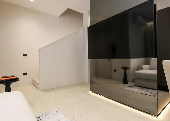 Spacious & Luxurious - Fully Renovated & Equipped 2br - Historical Centre *