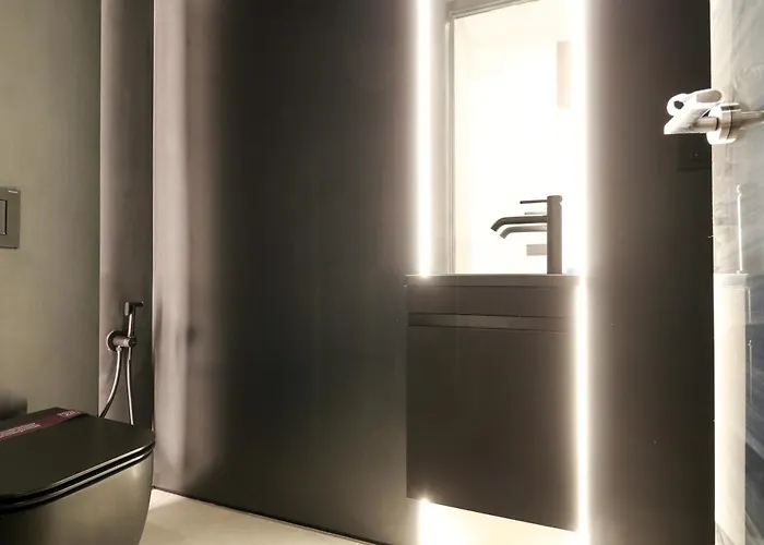 Spacious & Luxurious - Fully Renovated & Equipped 2br - Historical Centre Apartment