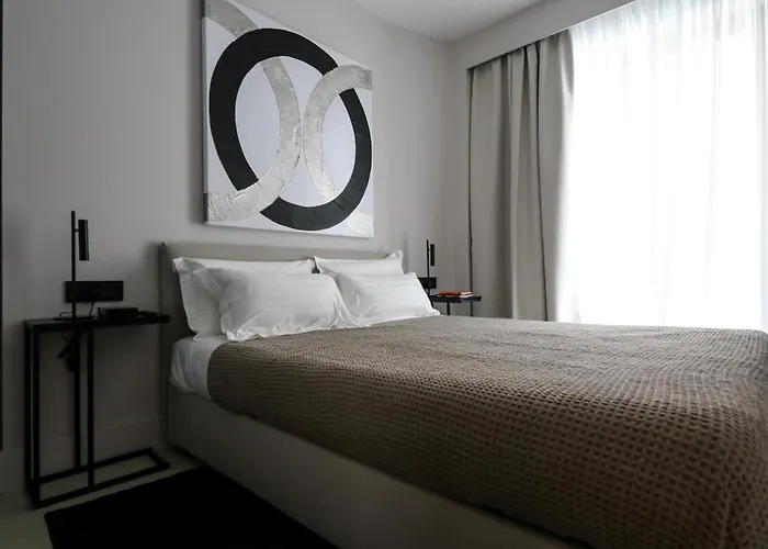 Spacious & Luxurious - Fully Renovated & Equipped 2br - Historical Centre *